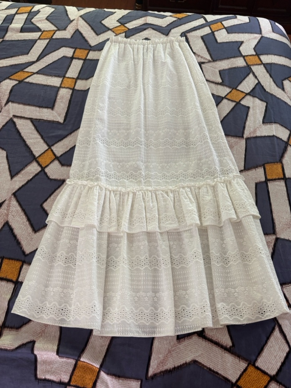 BCBGMaxAzria white eyelet embroidered tiered maxi long dress with pockets sz.XXS